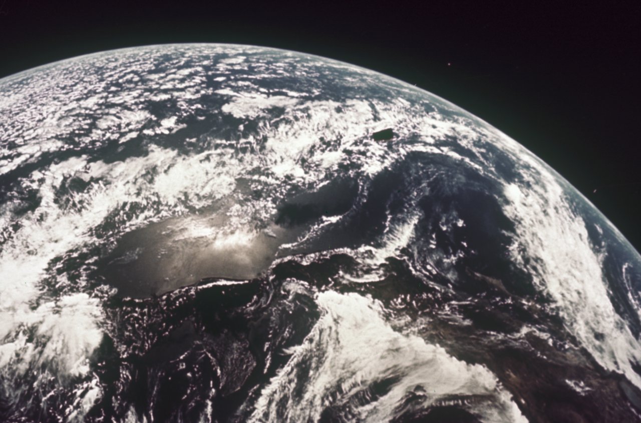 114 Apollo 12 Earth View -s